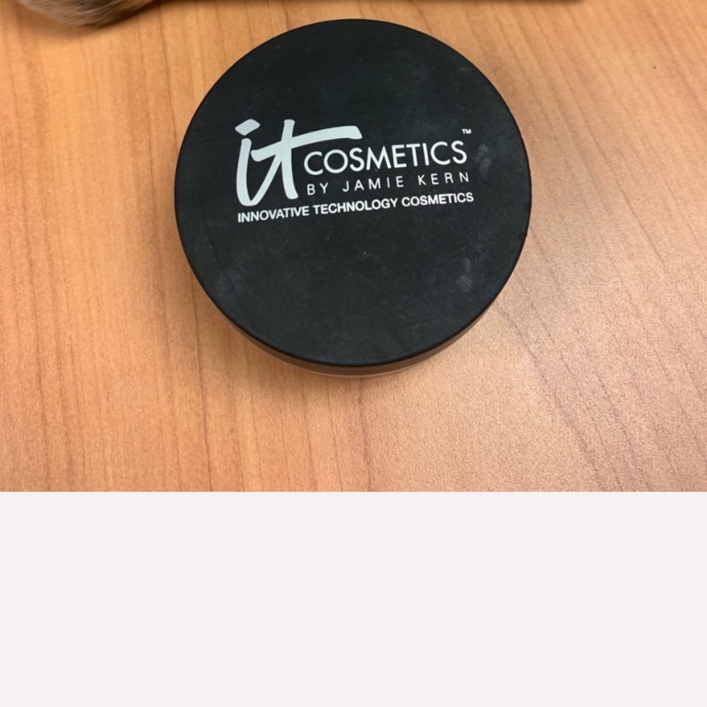 It cosmetics poreless illuminizer and brush